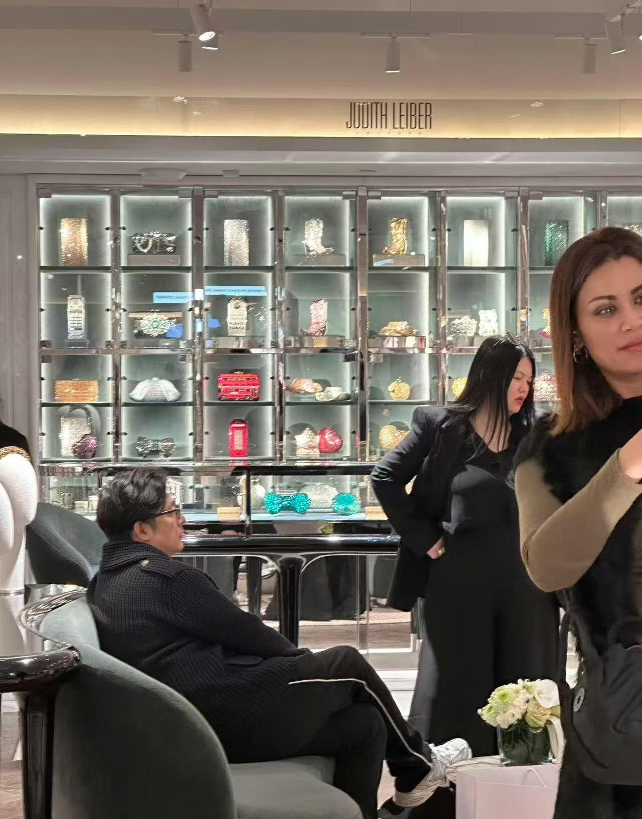 有网友在伦敦某奢侈品店偶遇李湘一家三口，王诗龄躺在沙发上跟妈妈聊天，前夫王岳伦也