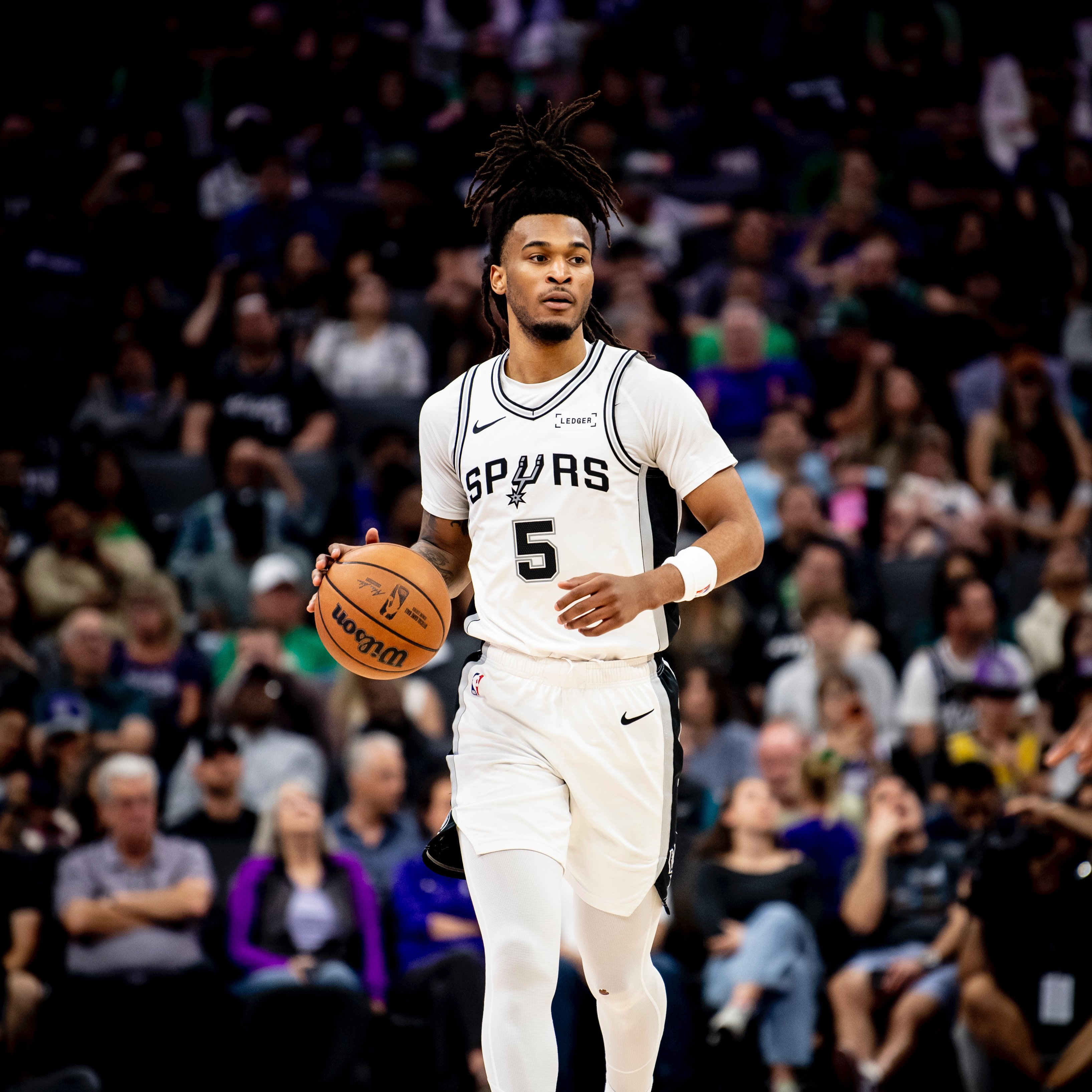 卡斯尔右侧髋部肌肉紧张，今天对阵太阳的比赛出战成疑老问题了，应该好好休息下太阳v