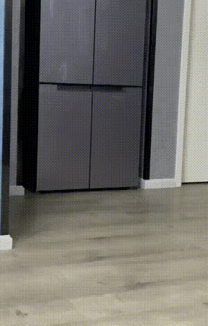 图1：猫咪的身体真是水做的，这样都可以挤进去啊？
图2：仙气飘飘的工作环境，感觉