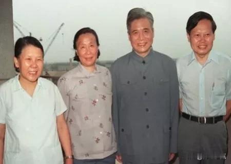 许鹿希是“两弹元勋”邓稼先的夫人。1950 年，稼先回国，1953 年二人成婚，