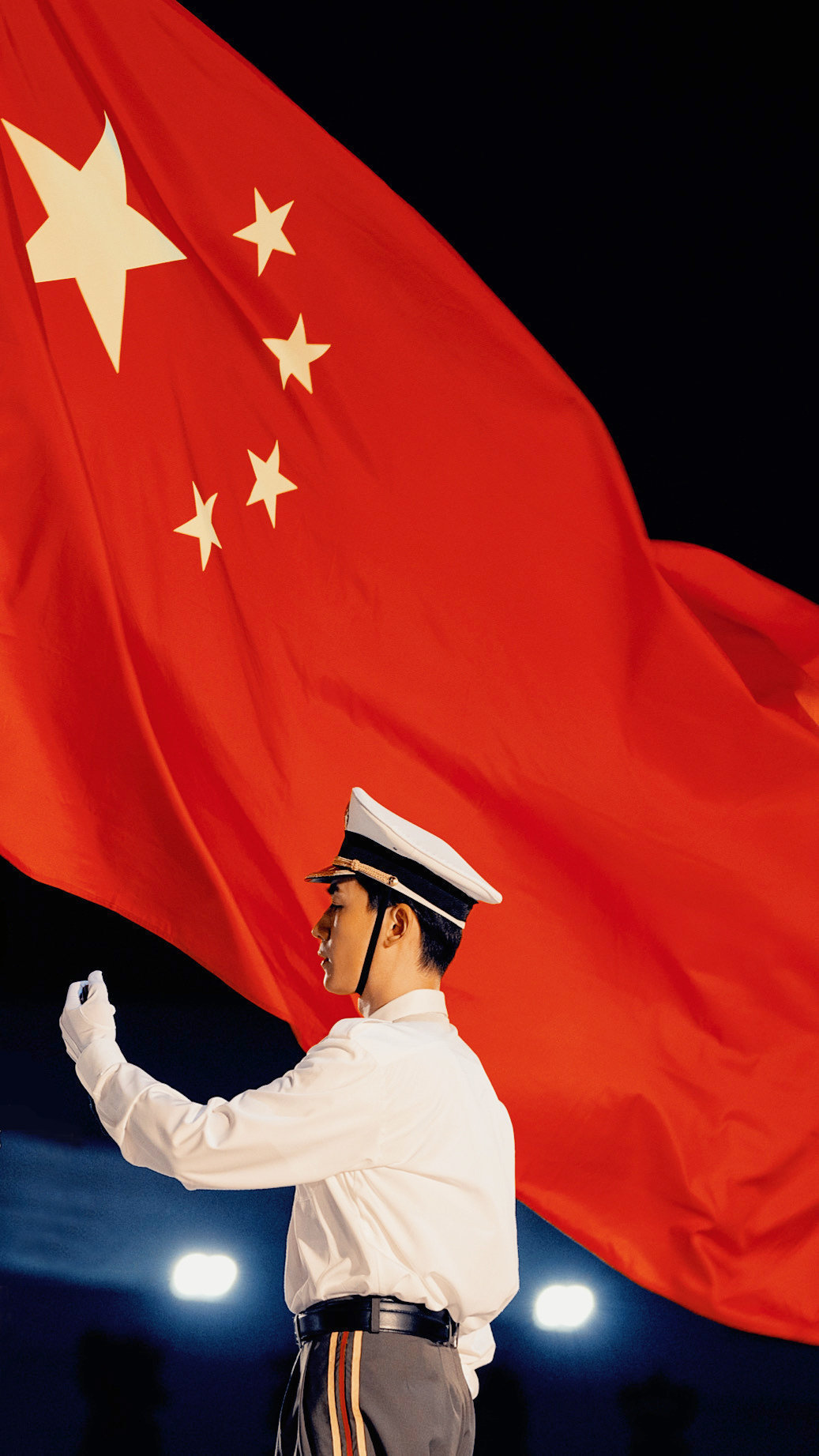 “28年革命，2千万人牺牲换来的红旗。你以为升起来的仅仅是块红布吗？ ”    