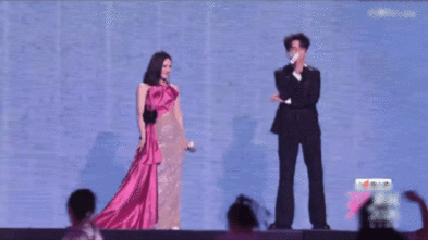 浪姐在对齐思钧做服从性测试吗 浪姐一公直播 初舞台吊威亚，一公又高空起跳，浪姐真