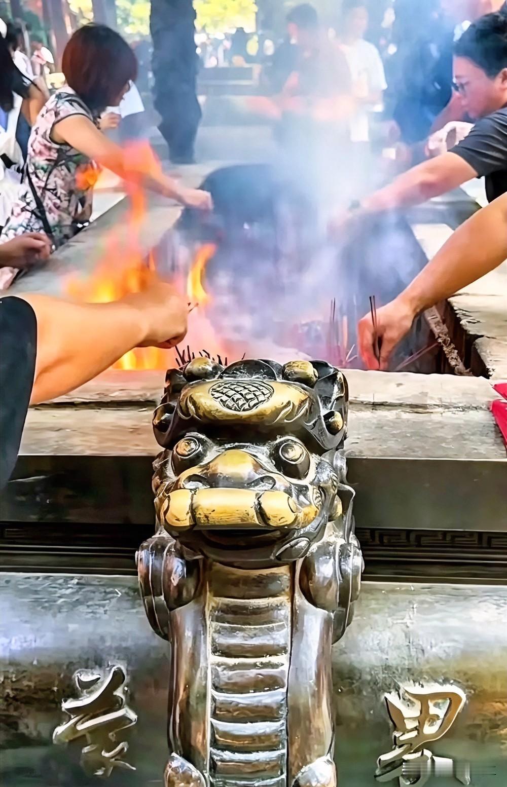 灵隐寺120元祈福钱都有人偷？

杭州，灵隐寺，香客诚心投的祈福功德钱，被一名游