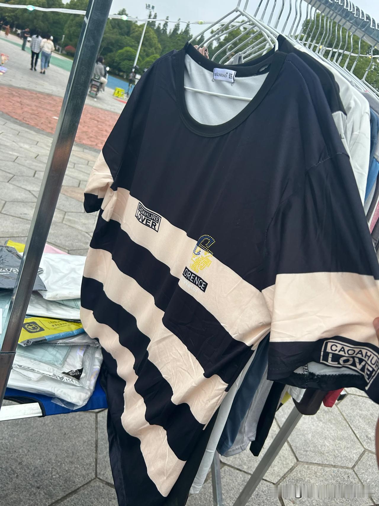 想趁着没活摆摊挣点生活费，谁知道竟然卖不动，广大网友有没有想要短袖的可以联系我，