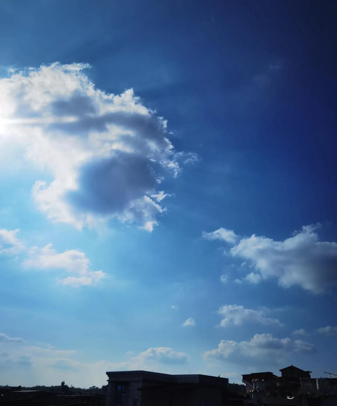 随手拍张天空照看看云朵象什么？狮子，怒吼的龙还是大鸡腿，真是魔幻的天空！[比心]