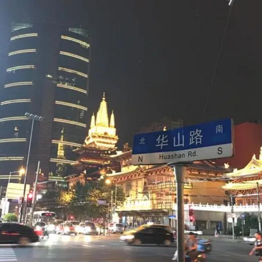 昨天在上海华山医院门口撞见的一幕，看得我心里久久发酸。
 
一对农村夫妻刚出院，