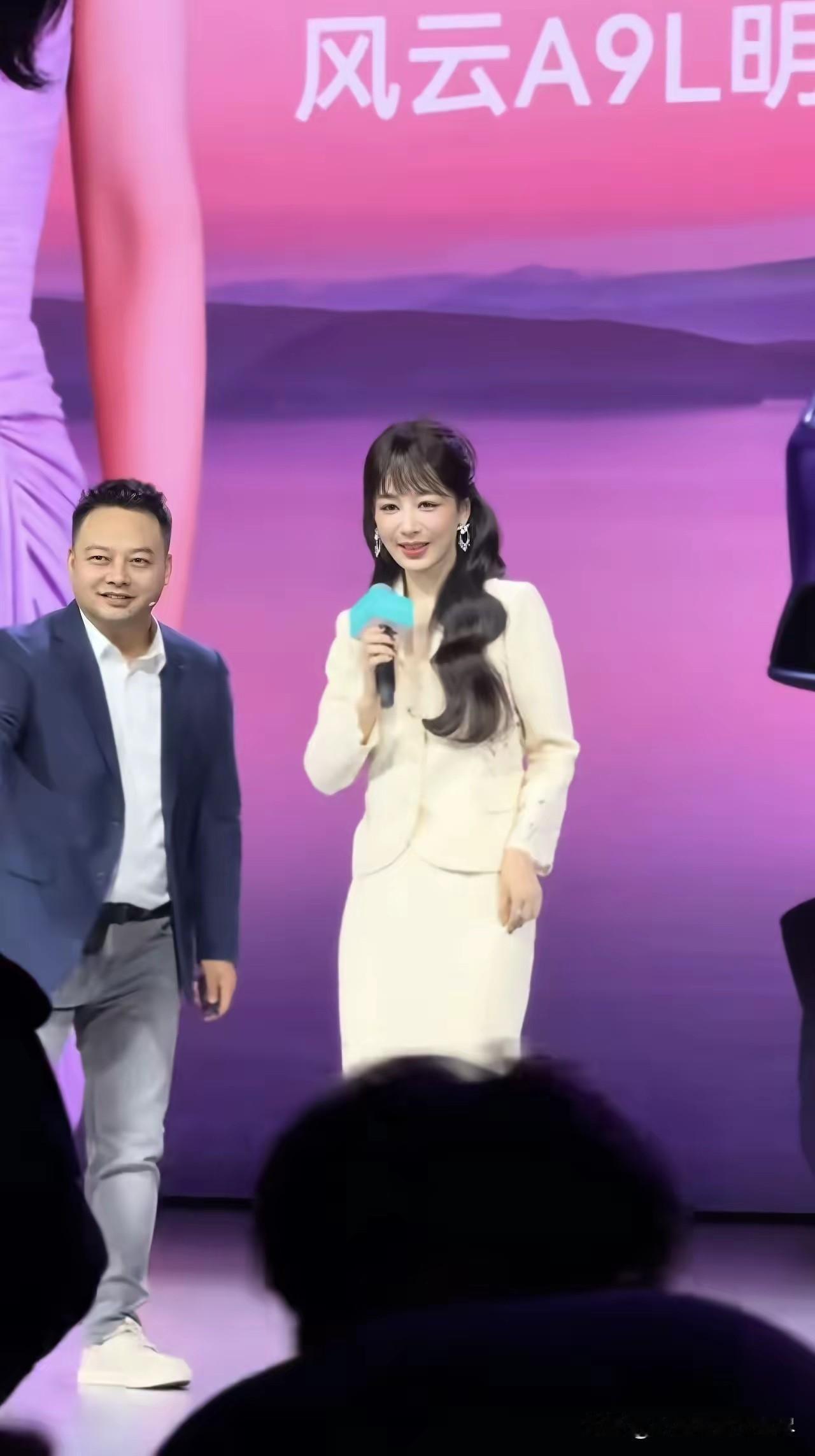 我发现杨紫的长相可真是个迷啊，不知道大家发现没，我们每隔一段时间看到的杨紫，她的