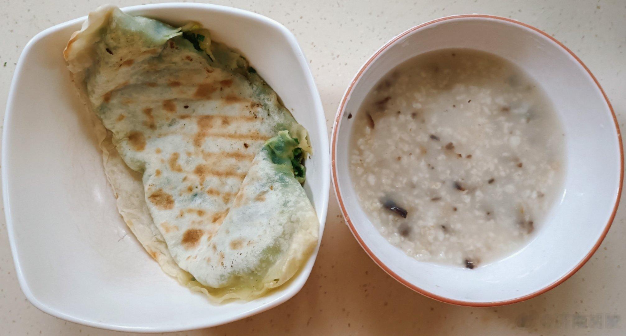今天又给老妈做了韭菜鲜虾肉鸡蛋饼，一是老母亲唯一这回跟我说韭菜饼好吃，可惜吃不多