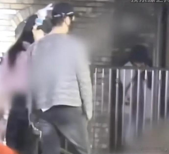 黄晓明baby虽公开同框但互动甚少。爱情虽然已成过去式，但俩人对孩子的爱却从未改
