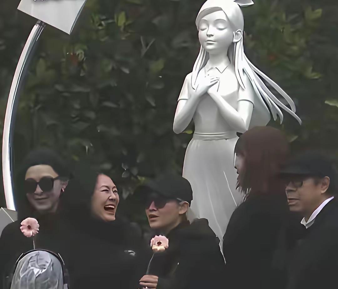 许雅钧对小S的爱，根本不是风花雪月，而是刀刀见肉的“战友情”。
很多人骂他，却没