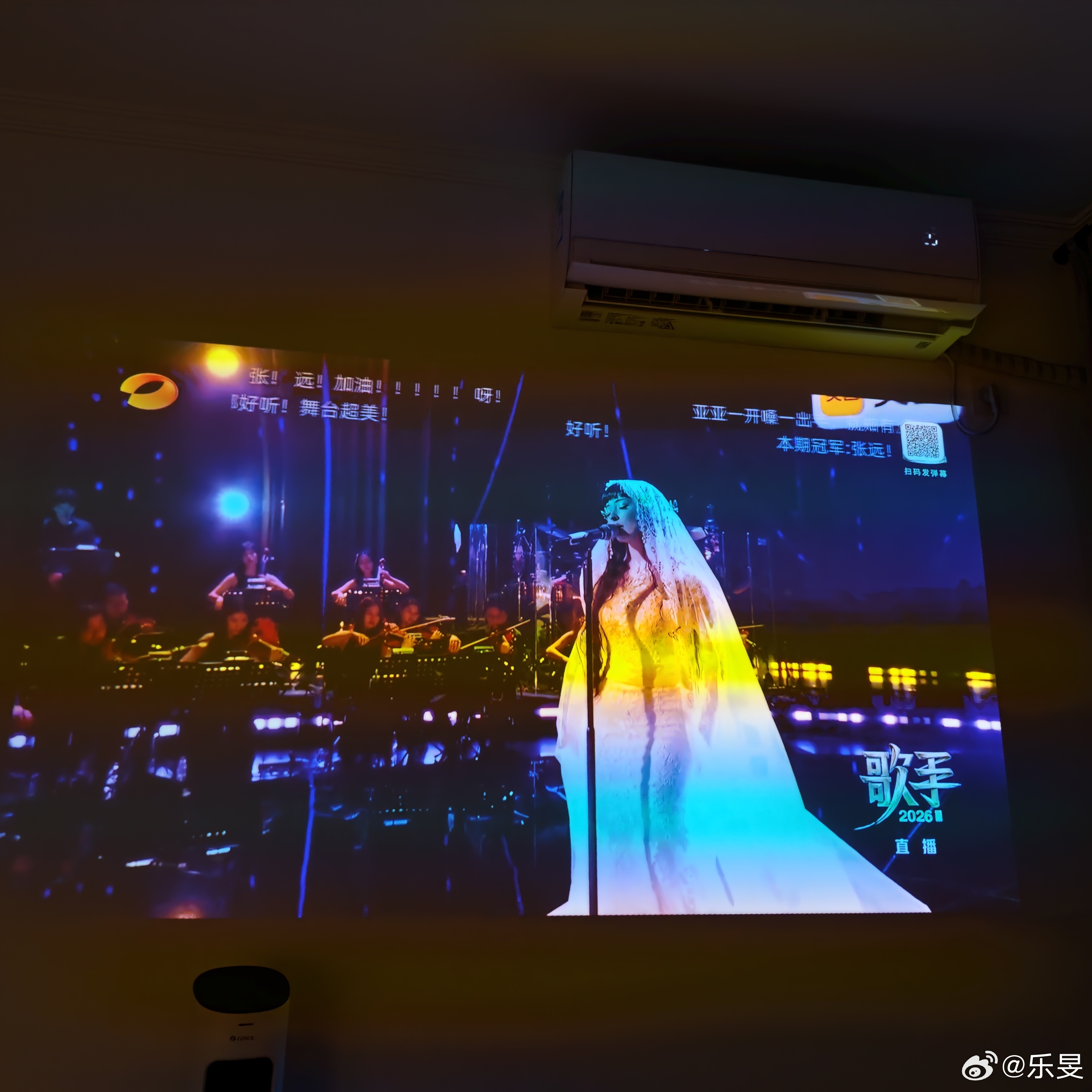 歌手直播 每当我觉得前面的歌手唱得不尽人意是设备问题的时候，就有梵希雅这种零瑕疵