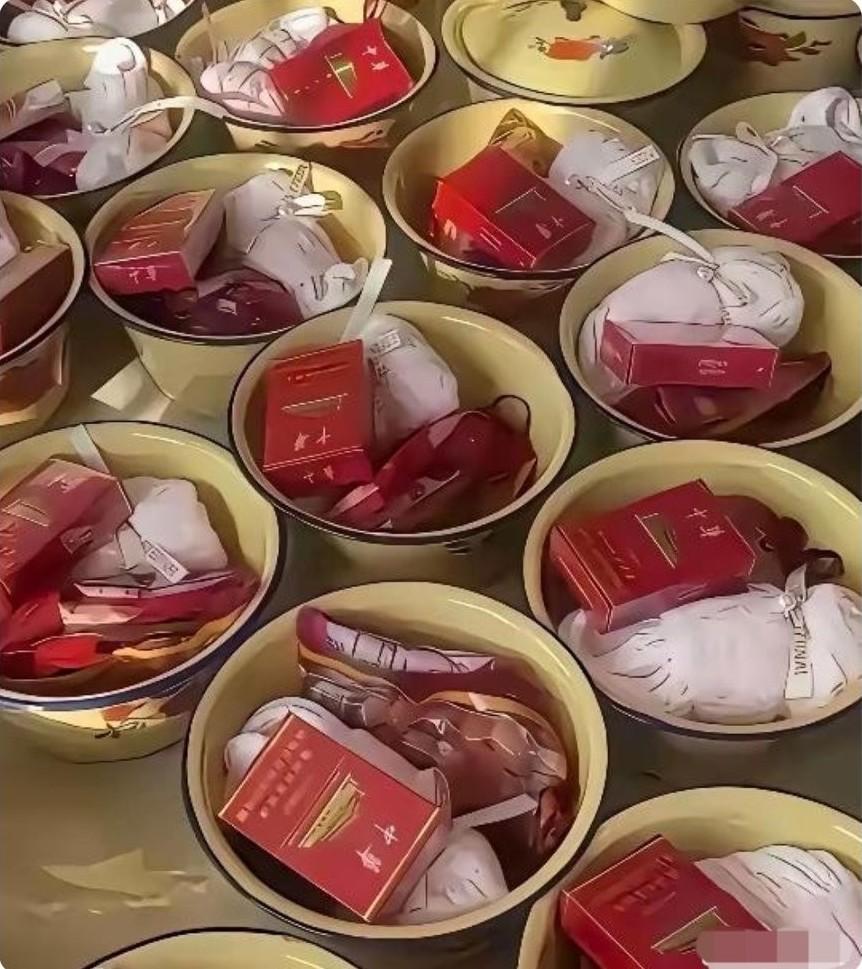 碰到这种酒席，你准备随多少礼？
图中我就认香烟，其他的是什么？这是哪个地方的风俗