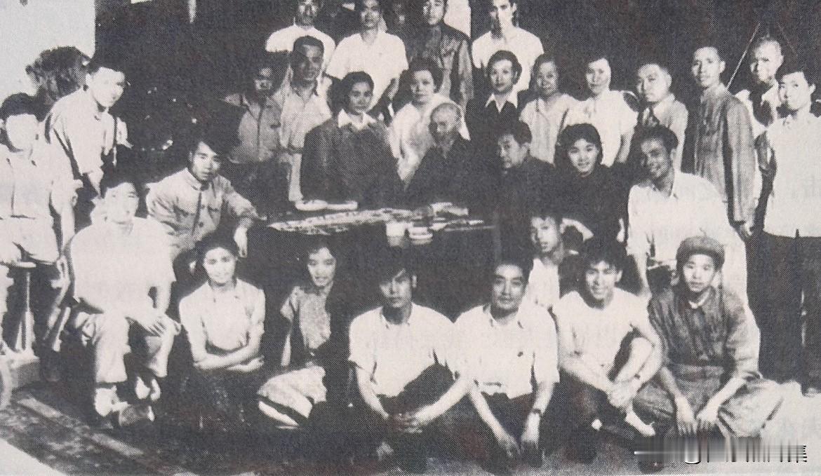 1949年北平和平解放前期，齐白石担心自己留在北平将不能继续职业画家的生涯，一度