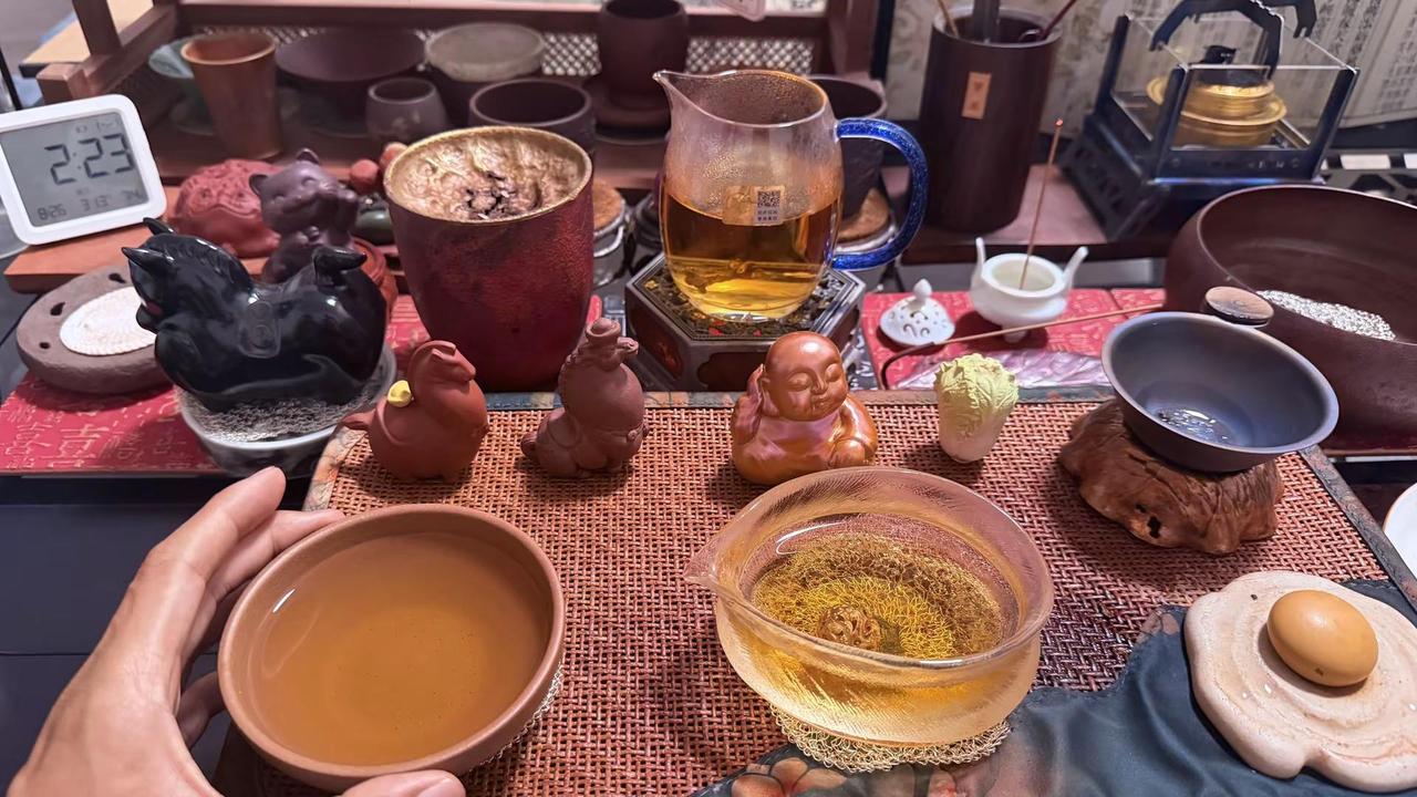 独处。一个人静坐许久，思绪万千，深深体会到生活的无力感。仿佛站在人生的岔路口，往