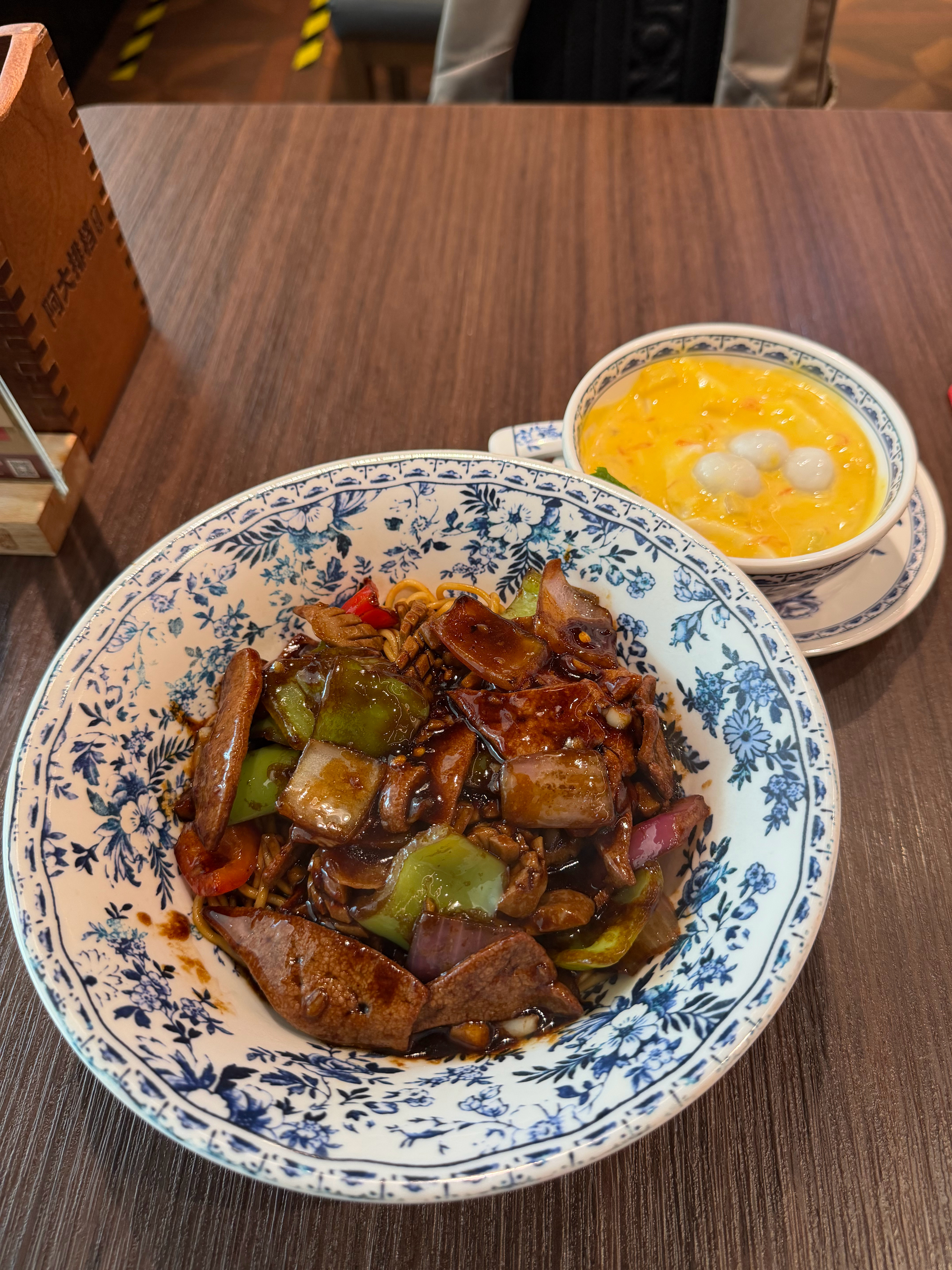 这种景儿，水沿着柱子往下流，很好看，大湾区确实没有，没想到这里开了家巨大的商超，