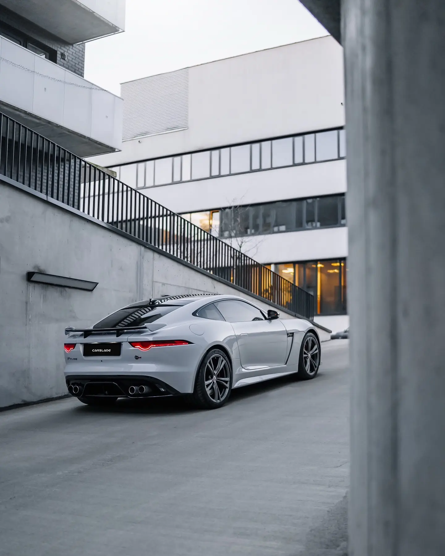 优雅兼具暴力的捷豹SVR575。