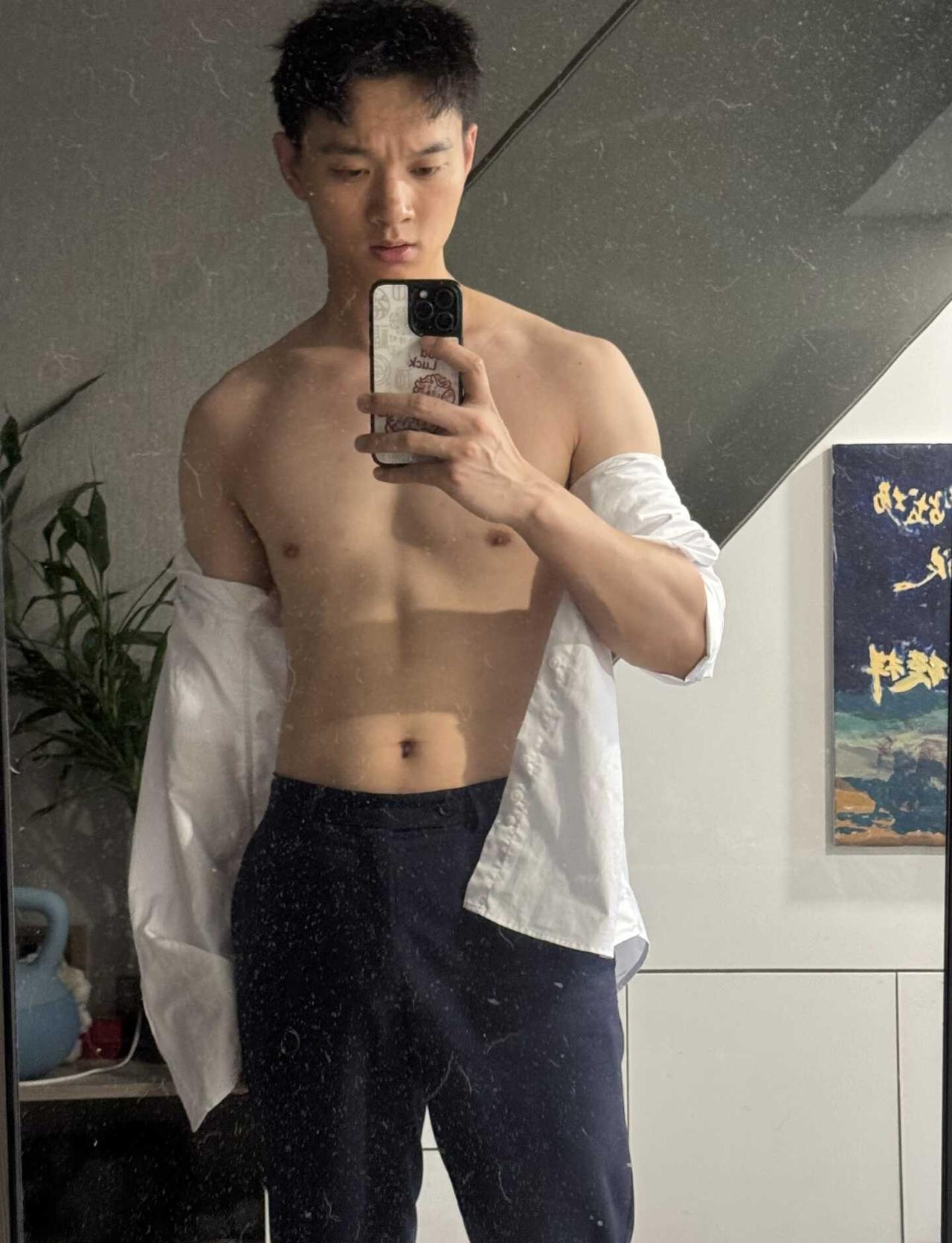 周1️⃣不想上班
又是雨天☔️薄肌男 该吃吃该练练 见人不如健身 自律快乐 啥也