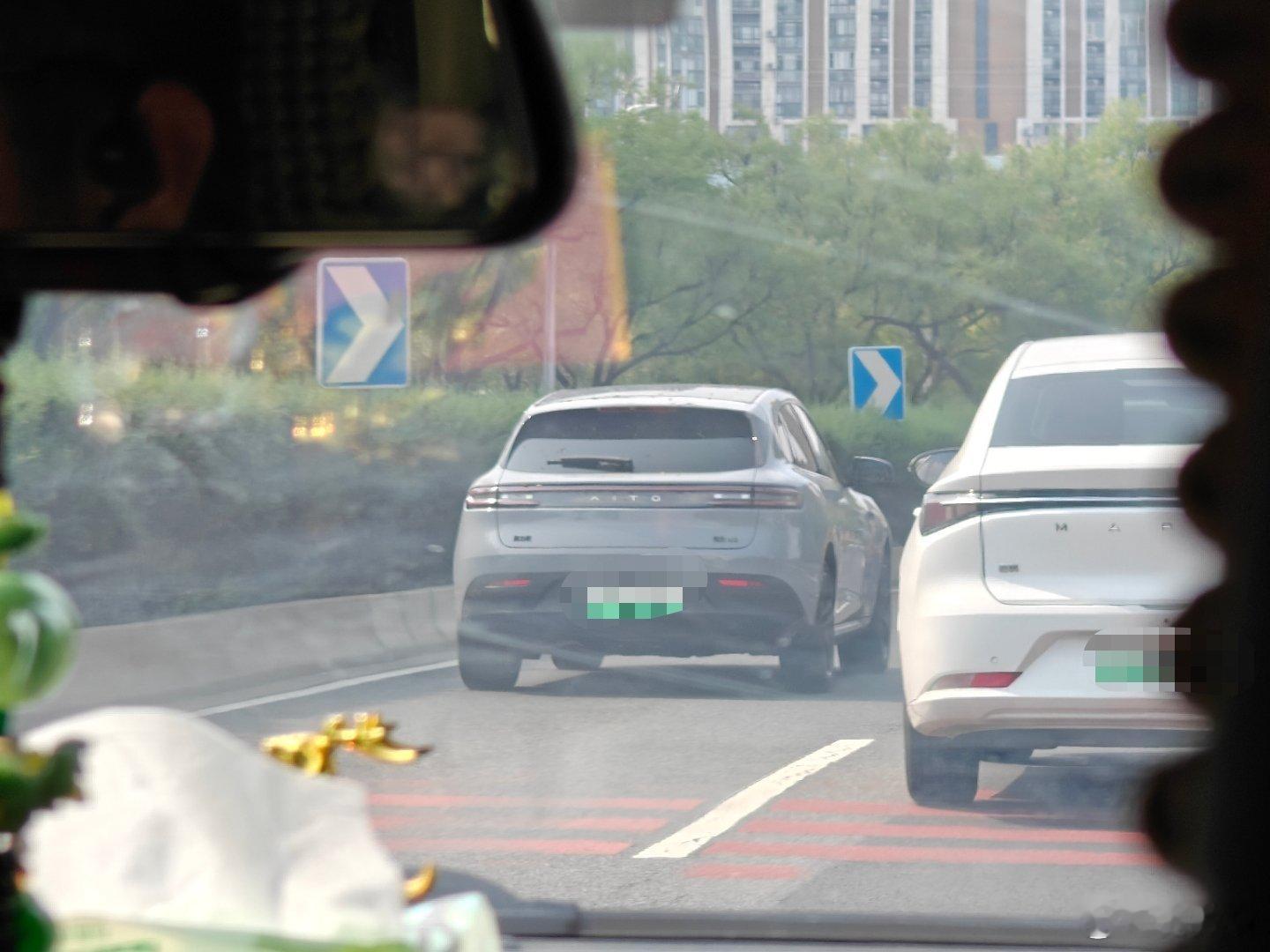 好家伙，在北京看到问界新M5了，和我同款。[吃瓜] ​​​