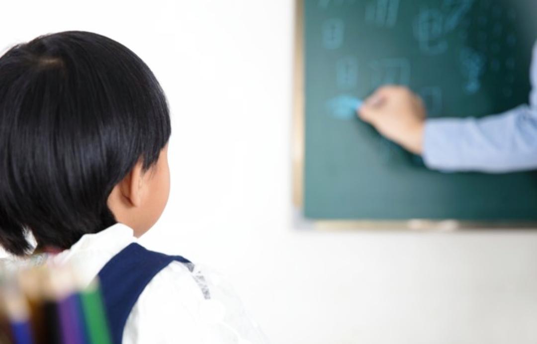 有的老师刚开始摸索豆包，他们不知道学生早已在使用。

学习成绩好的学生，不再向老