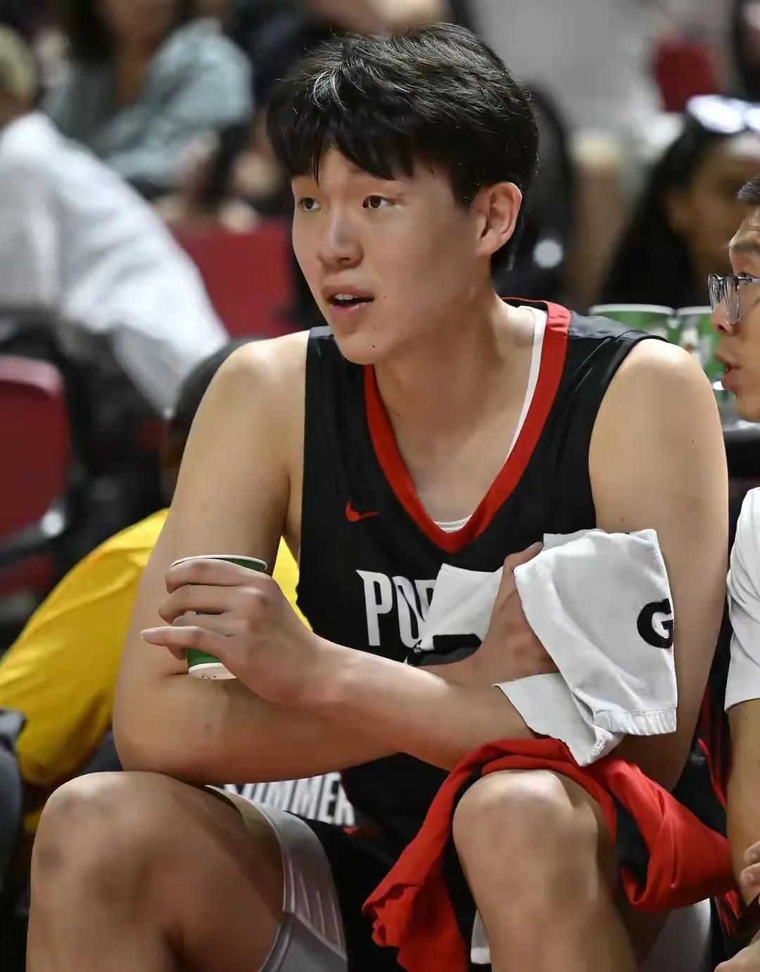 杨瀚森黑眼圈严重，眼神无力，一看就太憔悴了，才打几分钟就气喘吁吁了，NBA常规赛