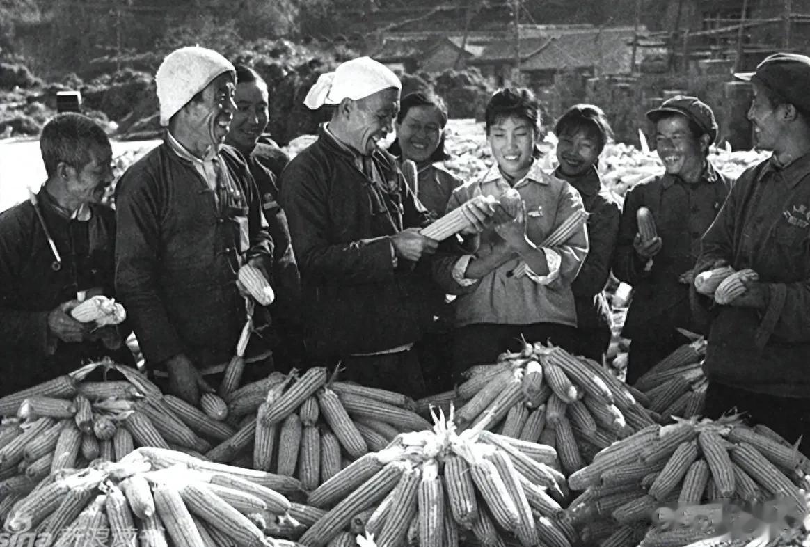 1975年，周恩来身患重病，急需有人给他分担工作，毛提出，要从工农兵中选拔干部，