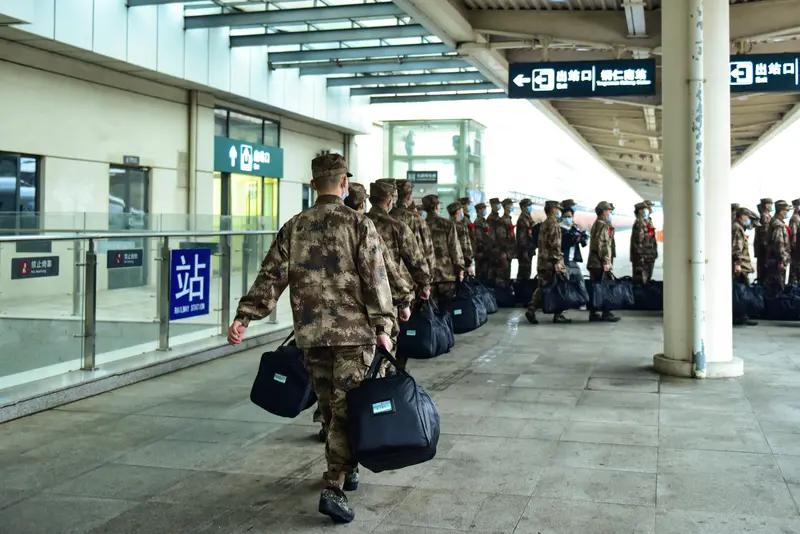 部队招兵入伍后各兵种均要进共同条令集训六个月即强化训练使其成为从百姓到军人的强化