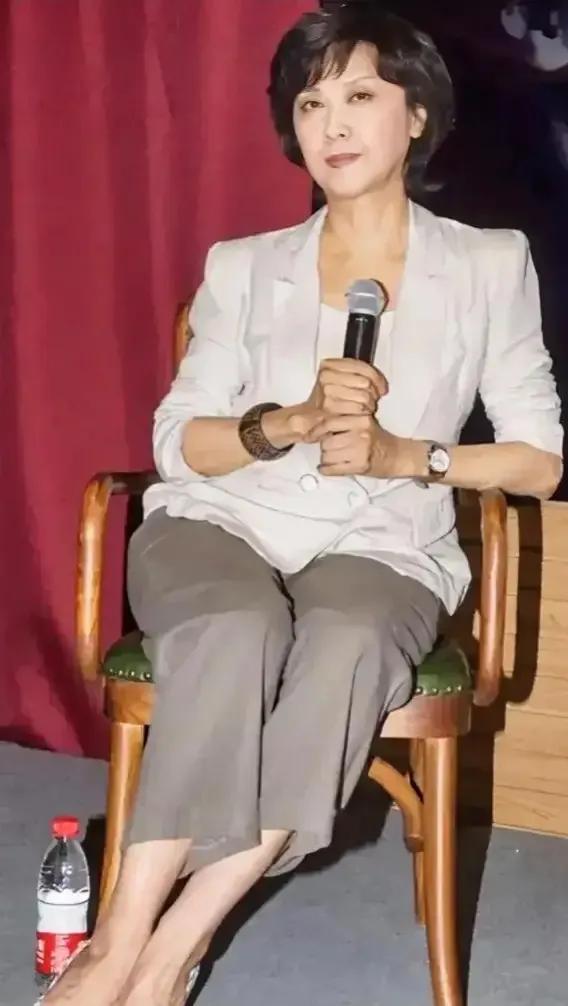 “女儿国国王”朱琳70岁的样子，还是那么耐看，自然老去不失年轻时候的神韵。
朱琳