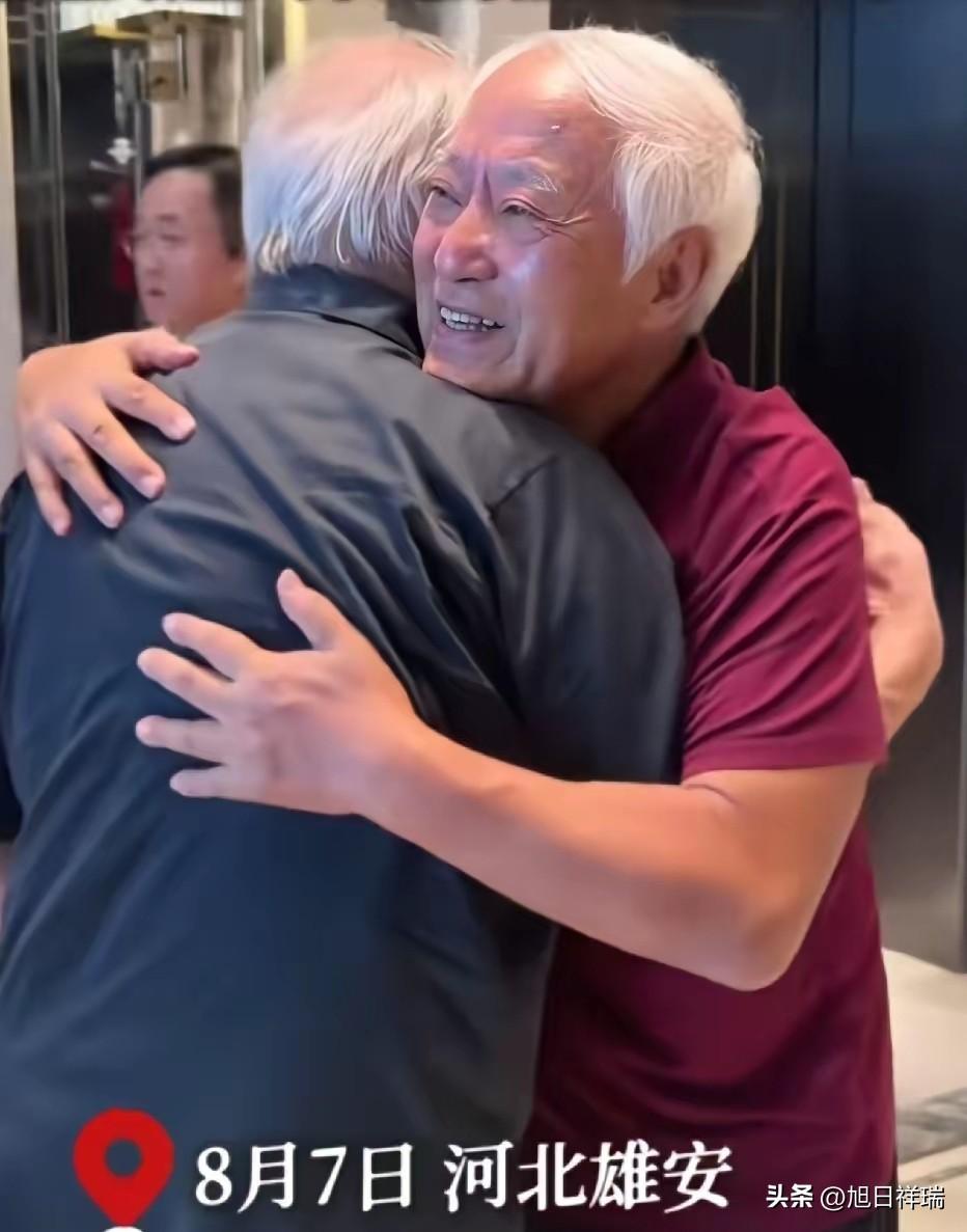 76岁牛群满头白发现身雄安，专程看望86岁国足前主帅施拉普纳，33年前春晚5万块