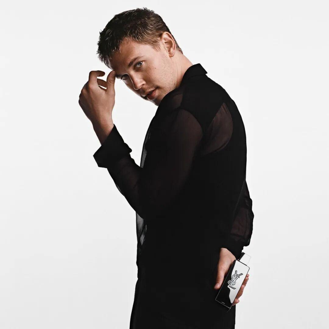 美国男演员 Austin Butler（奥斯汀·巴特勒）给 YSL 香水拍广告，