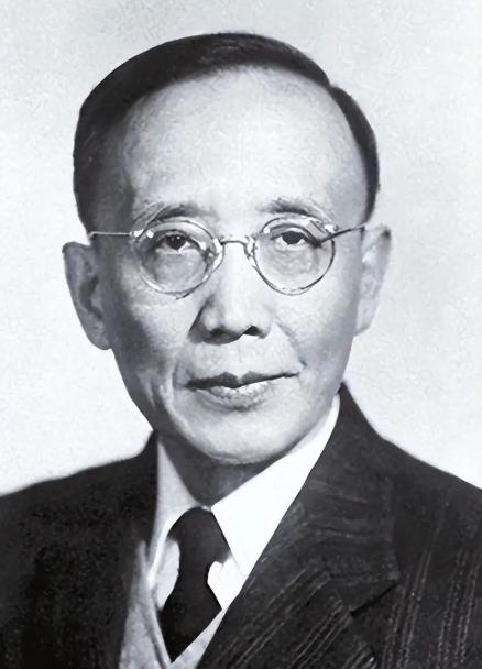 1912年洞房之夜，郭沫若见发妻太丑，拒绝同房。就在他转身要走时，发妻拉住他苦苦