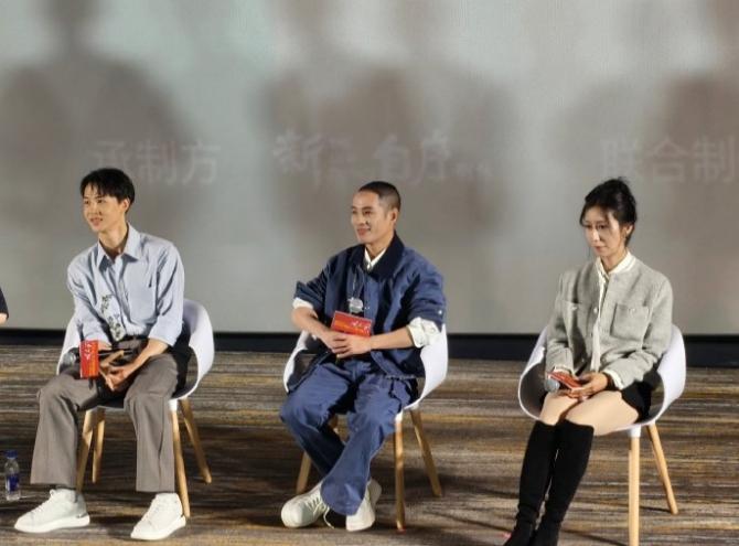 赵丽颖现在干点啥事都藏着掖着
她演唱了《在人间》的OST，其实并不意外，她近一年