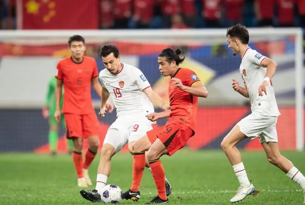 国足0-1印尼，让人不得不说的3大事实：
1.菱形中场真的吃力，多次打穿国足的后