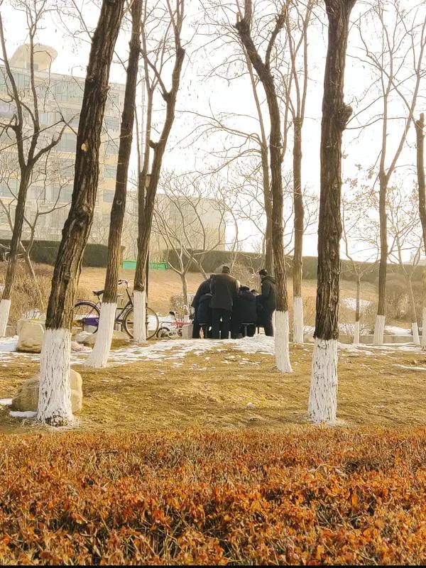 人守春夏秋冬心
解析
上联描绘车马奔波四方、漂泊行路之景，下联以坚守四季本心与之