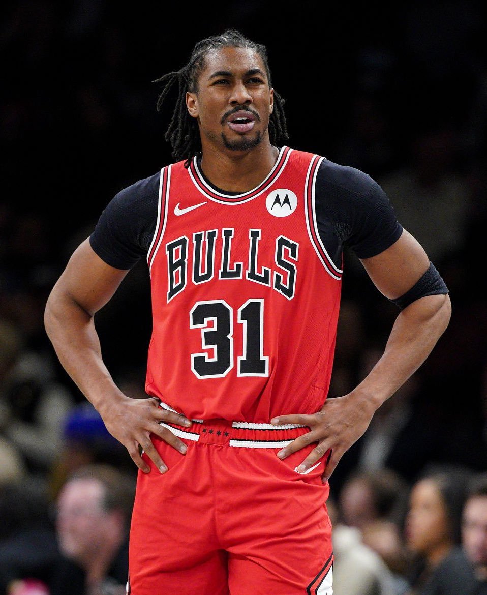 据说艾维经常问公牛队的记者们，他们是否发生过婚前性行为这哥们是真的心理有点问题的