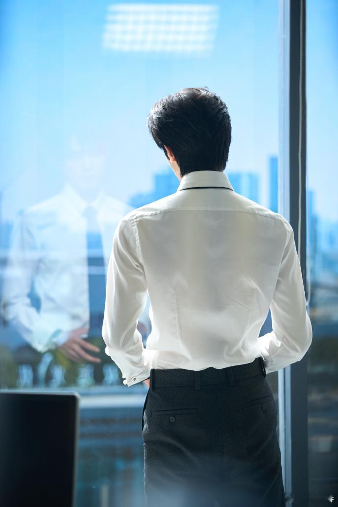 宋威龙浪漫疯子 宋威龙把浪漫拆进细节里！十周年卡点59藏时间密码，《骄阳似我》林