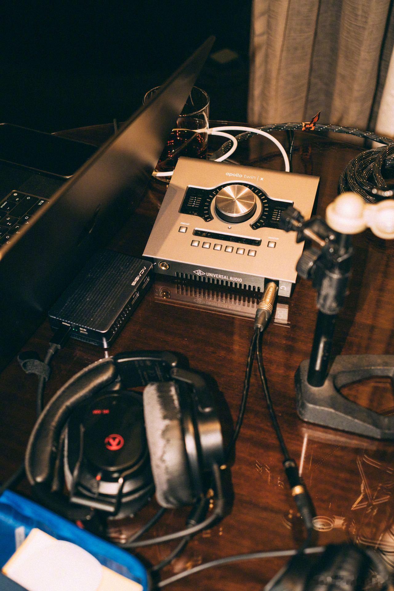 王嘉尔一口气晒21张巡演日常 王嘉尔的巡演照片有多精彩？18宫格显然不能装下他！