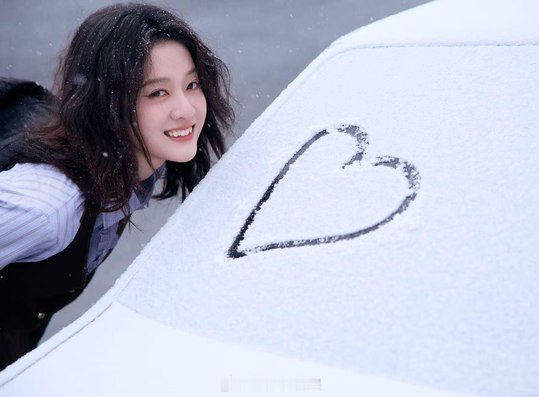 速看！张雪迎迎初雪 北京初雪就应该配上雪迎的美图！每一帧都灵动美好，是雪中的精灵