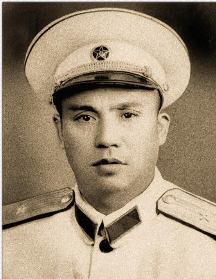 1947年，四野一位师长娶了牺牲战友的遗孀。新婚夜，他没碰新娘，反而对着她提了个