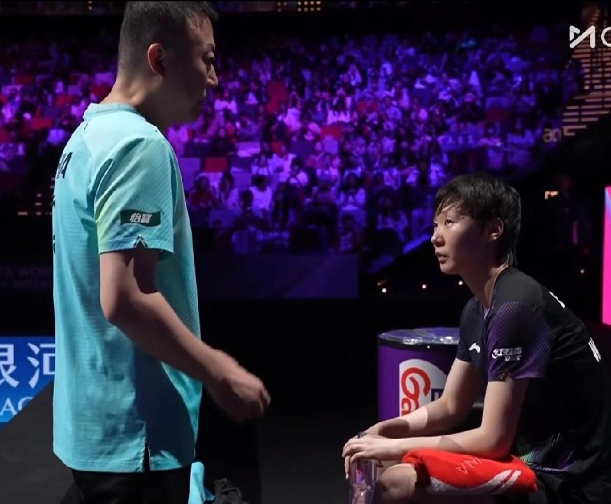 王曼昱局间喝红牛补充体力，真让人心疼，我差点泪目了，这是刚刚澳门世界杯上发生的一