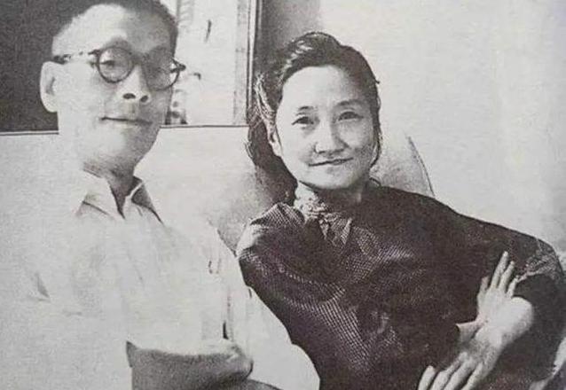1928年，徐志摩母亲推开卧室，映入眼帘的是：儿子徐志摩与妻子陆小曼、朋友翁瑞午