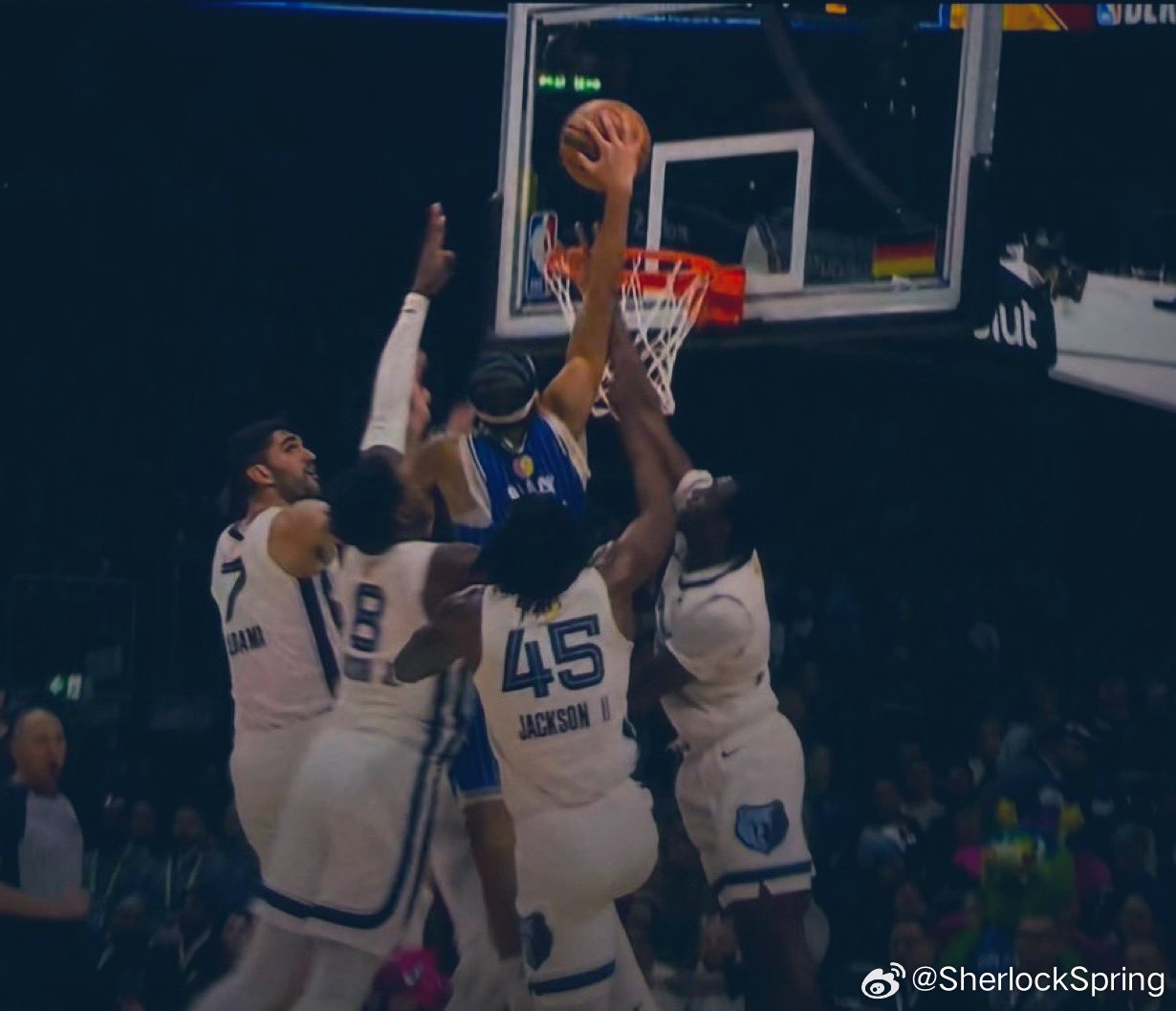 安东尼·布莱克，柏林赛在四人合围下完成暴扣，年度扣篮级别的一球。布莱克再过5天就