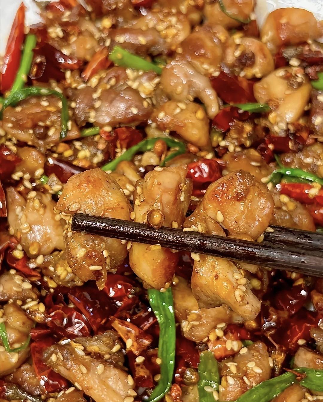 快艾特你的饭搭子带你来吃，店里上新，双人餐顾客额外赠精美小菜2个，主食...