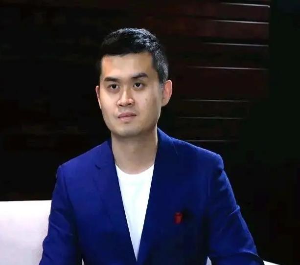 中国象棋禁了他，
越南却高薪聘请！
观众只认心跳加速的棋手

王天一，这位曾经在