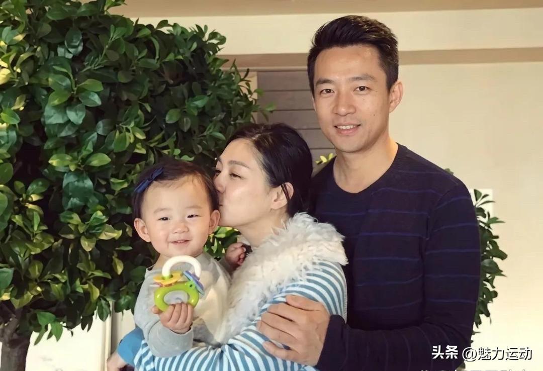 同样是汪小菲，两张全家福照片，为什么感觉第一张是迁就，第二张是平等呢？