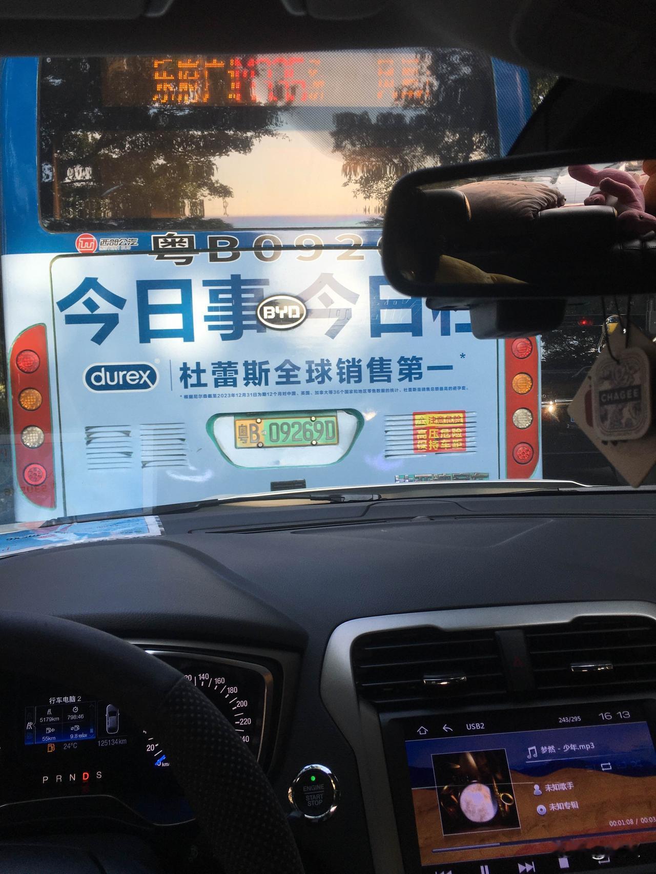 这广告绝了！好直接啊，小学生看了不太好吧，谁知道这啥意思吗？
深圳公交集团的的广