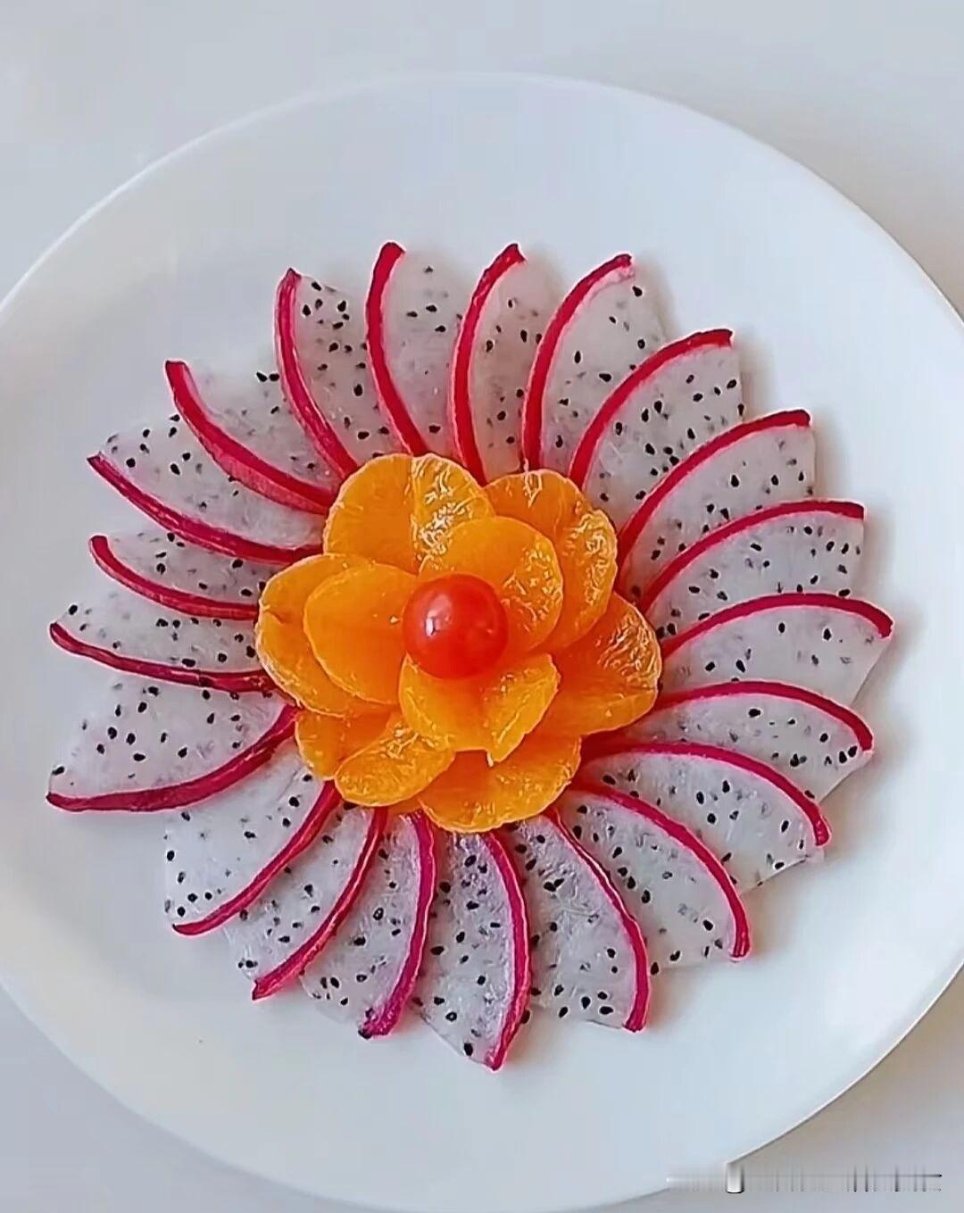 三个步骤教会双果甜拼盘，比大鱼大肉好吃

食材：火龙果、砂糖橘

①将买回来的火