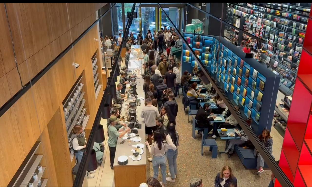 德黑兰的一家咖啡馆内，美国和伊朗宣布停火的第一天。

伊朗人都以为美国至少不会出