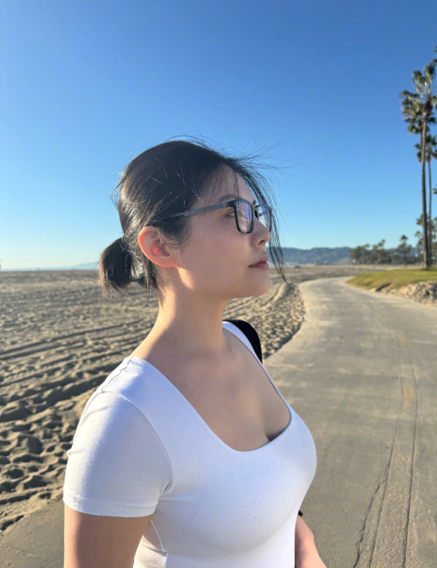 1.徐冬冬丢三落四，任何东西到她手里，转头就会找不着，包括但不限于手机、钥匙、婚