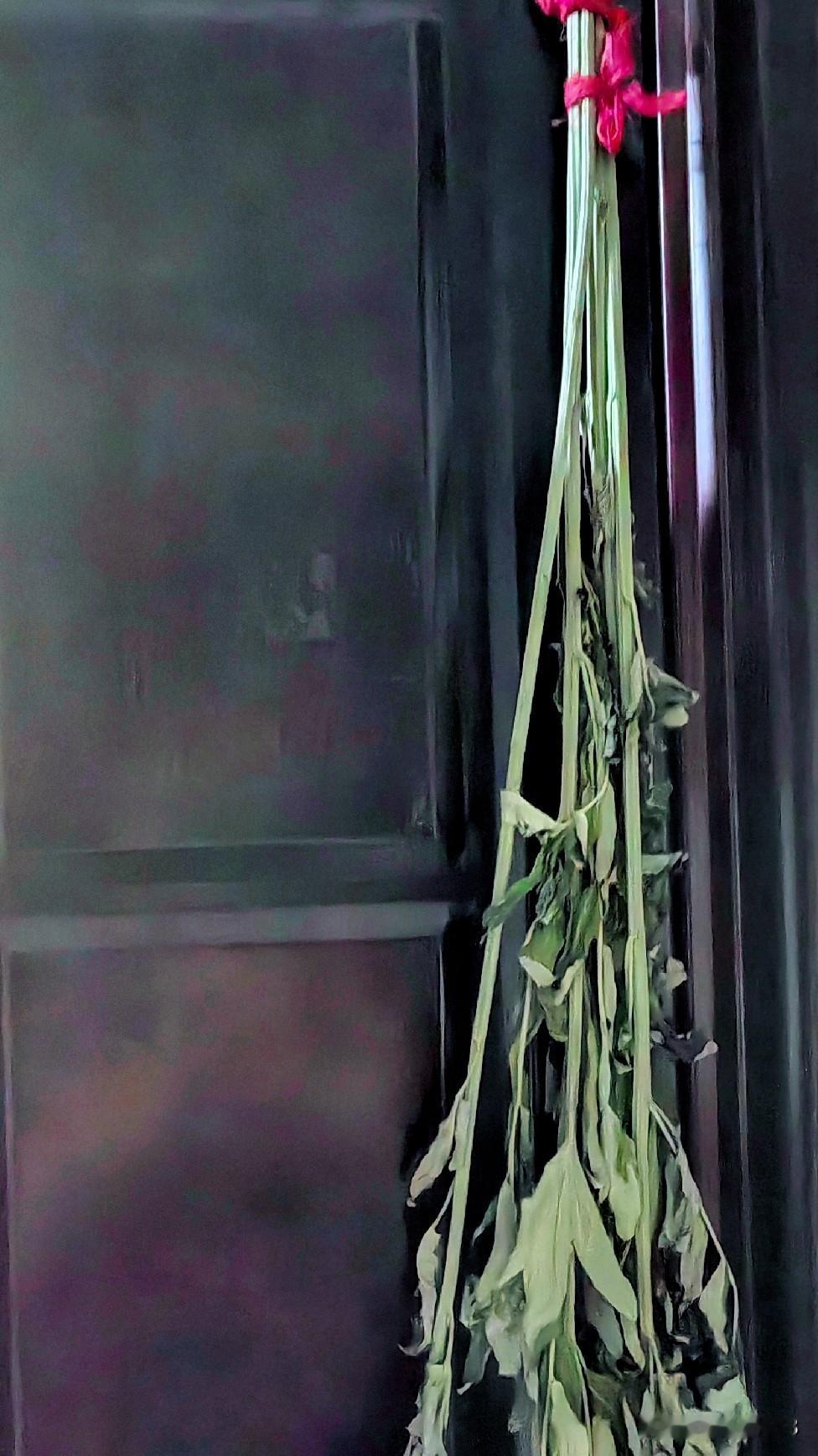 你家挂艾草有哪些特别的习俗?

今天是端午节，
我今年也买了艾草。

今早七点就