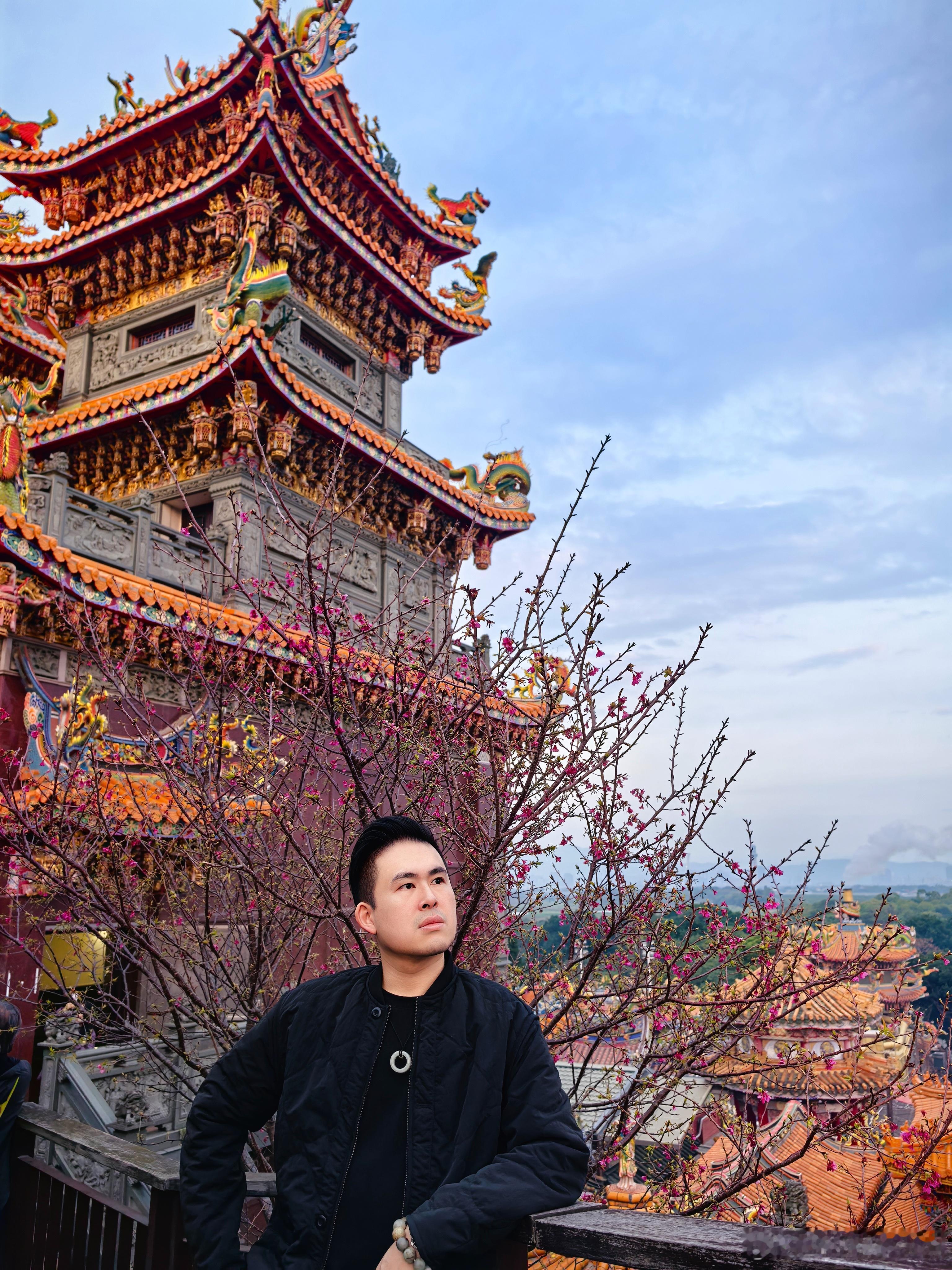 离台北市区不过半小时车程的关渡宫，源自清康熙年间，主祀天上圣母妈祖。来此地走春，